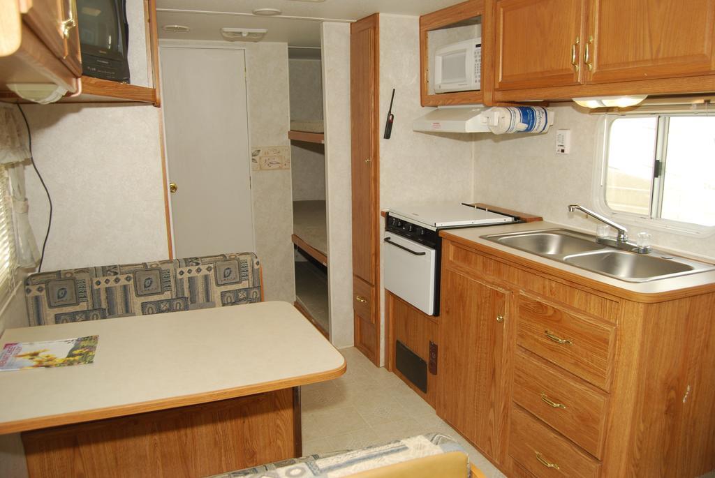 Crescent Bar Camping Resort Studio Cabin 1 Trinidad Esterno foto